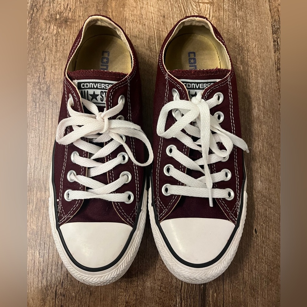 Size 7 burgundy converse
